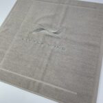 Broderie personnalisée ton sur ton sur serviette